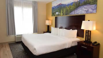 Quarto solteiro standard, 1 cama King e sofá-cama, chuveiro com barras de apoio | Roupas de cama premium, camas com colchões pillow-top, escrivaninha