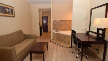 Suite superior, hidromasaje | Ropa de cama de alta calidad, camas con pillow-top y escritorio