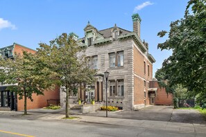 Front of property - Auberge Manoir Ville Marie (Montreal)