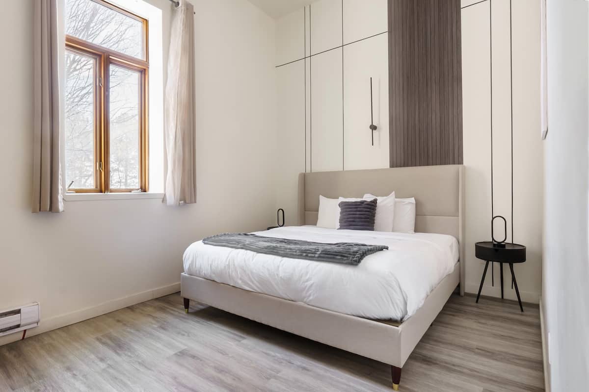 Deluxe Room, 1 King Bed | Individually decorated, iron/ironing board, free WiFi, bed sheets