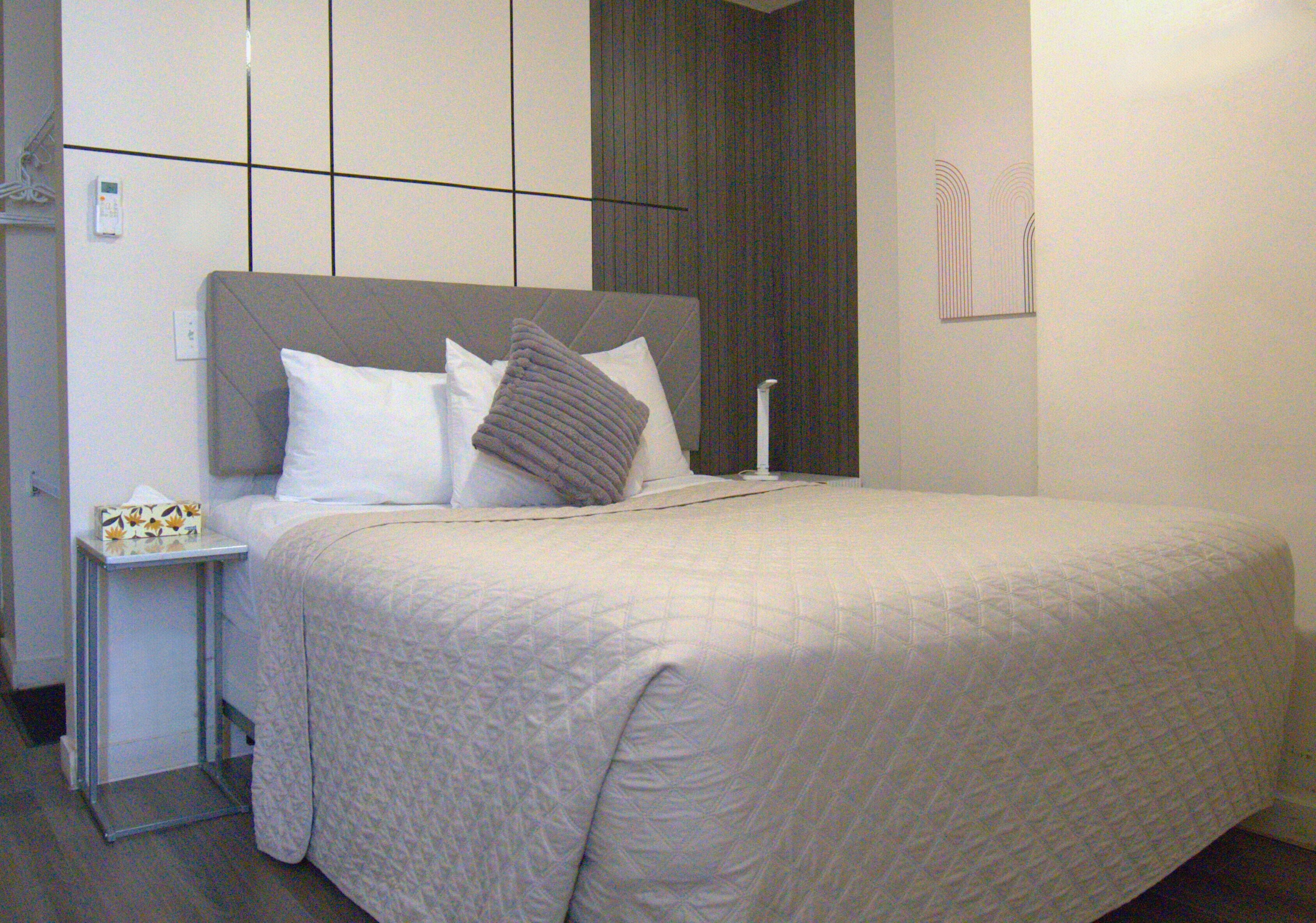 Chambre Confort, 1 grand lit | Décoration personnalisée, fer et planche à repasser, Wi-Fi gratuit