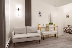 华丽客房, 1 张特大床 | 特色装修、熨斗/熨板、免费 WiFi、床单