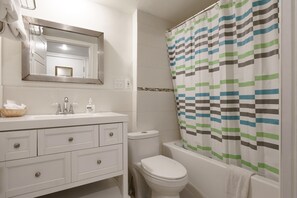 Deluxe Room, 1 King Bed | Bathroom | Free toiletries, hair dryer, towels, soap