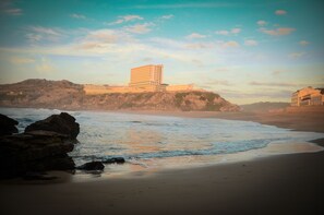 On the beach, surfing - Hotel Golf Mar (Torres Vedras)