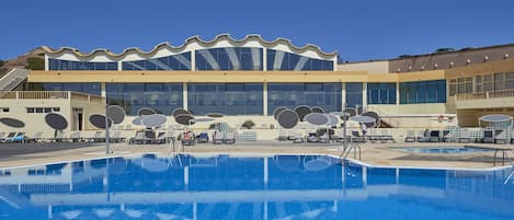 Een binnenzwembad, 2 buitenzwembaden, parasols voor strand/zwembad