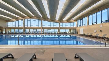 室內游泳池和2 座室外游泳池,提供泳池遮陽傘和日光浴躺椅