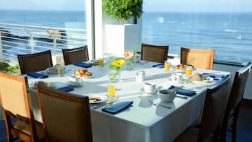 Café da manhã com buffet grátis todos os dias