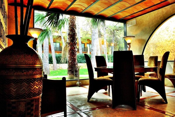 Coin salon dans le hall