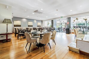 Frühstück, Mittagessen, Abendessen, lokale und internationale Küche 