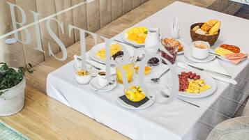 Breakfast, lunch, dinner served; local and international cuisine