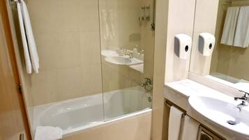 Standard Suite | Bathroom | Combined shower/tub, free toiletries, hair dryer, towels