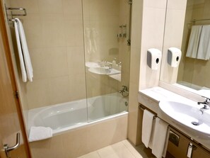 A modern bathroom with a glass-enclosed shower, a sink, and a mirror. - Lisboa Central Park Hotel Suites & Studios (Lisbon)