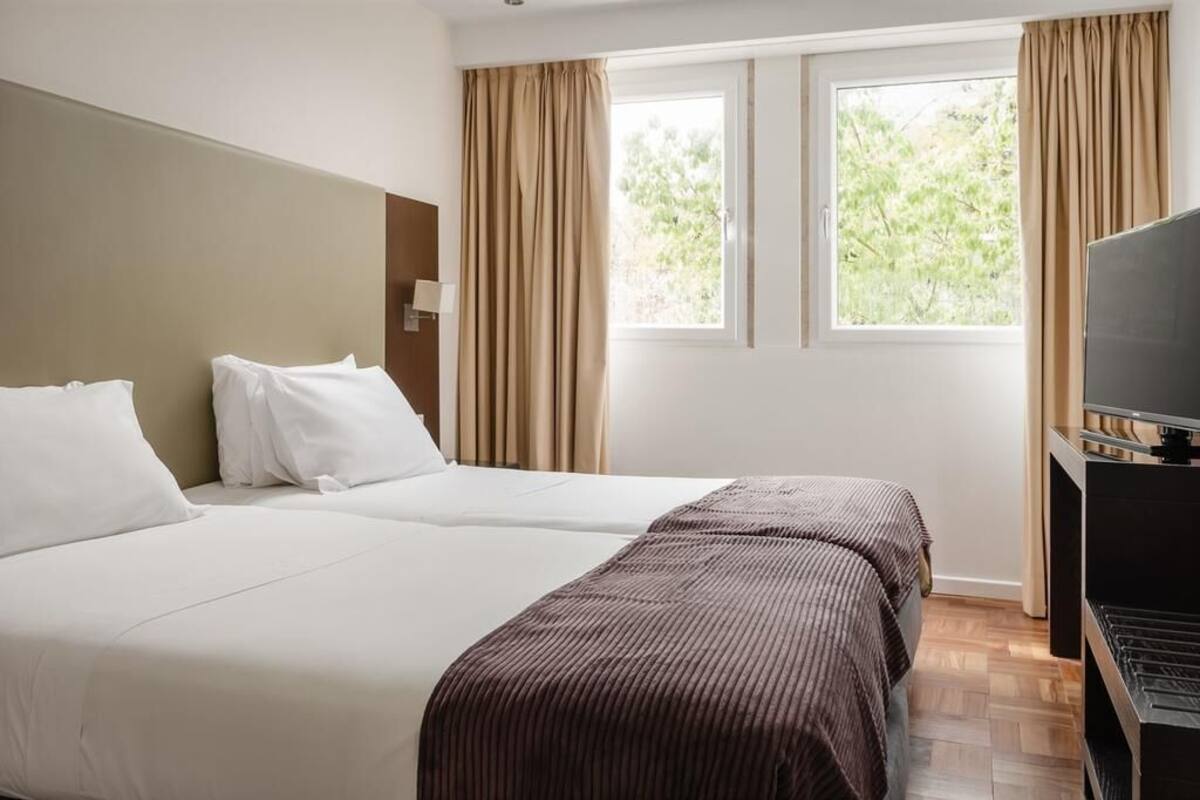 Suite estándar | Caja fuerte, escritorio, cortinas opacas y sistema de insonorización