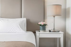 In-room safe, desk, blackout curtains, soundproofing - Lisboa Central Park Hotel Suites & Studios (Lisbon)