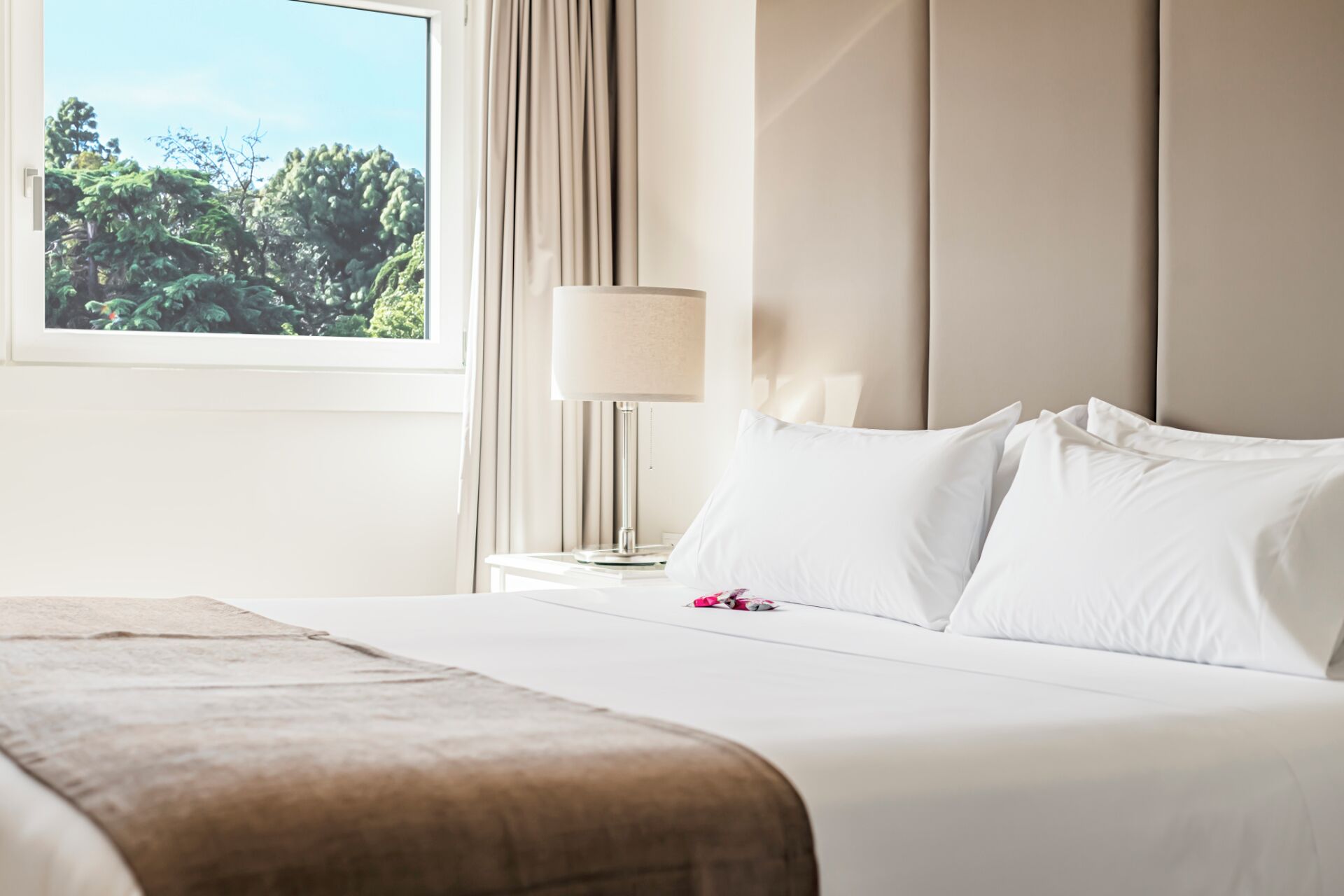 Deluxe-Suite | Zimmersafe, Schreibtisch, Verdunkelungsvorhänge, schallisolierte Zimmer