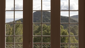 Una ventana con vistas a un paisaje montañoso.