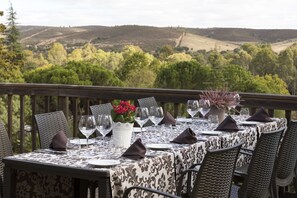 A dining table set outdoors with a view of hills and trees. - Hotel Fonte Santa (Idanha-a-Nova)