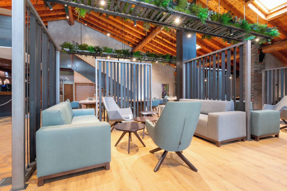 2 restaurants, breakfast served