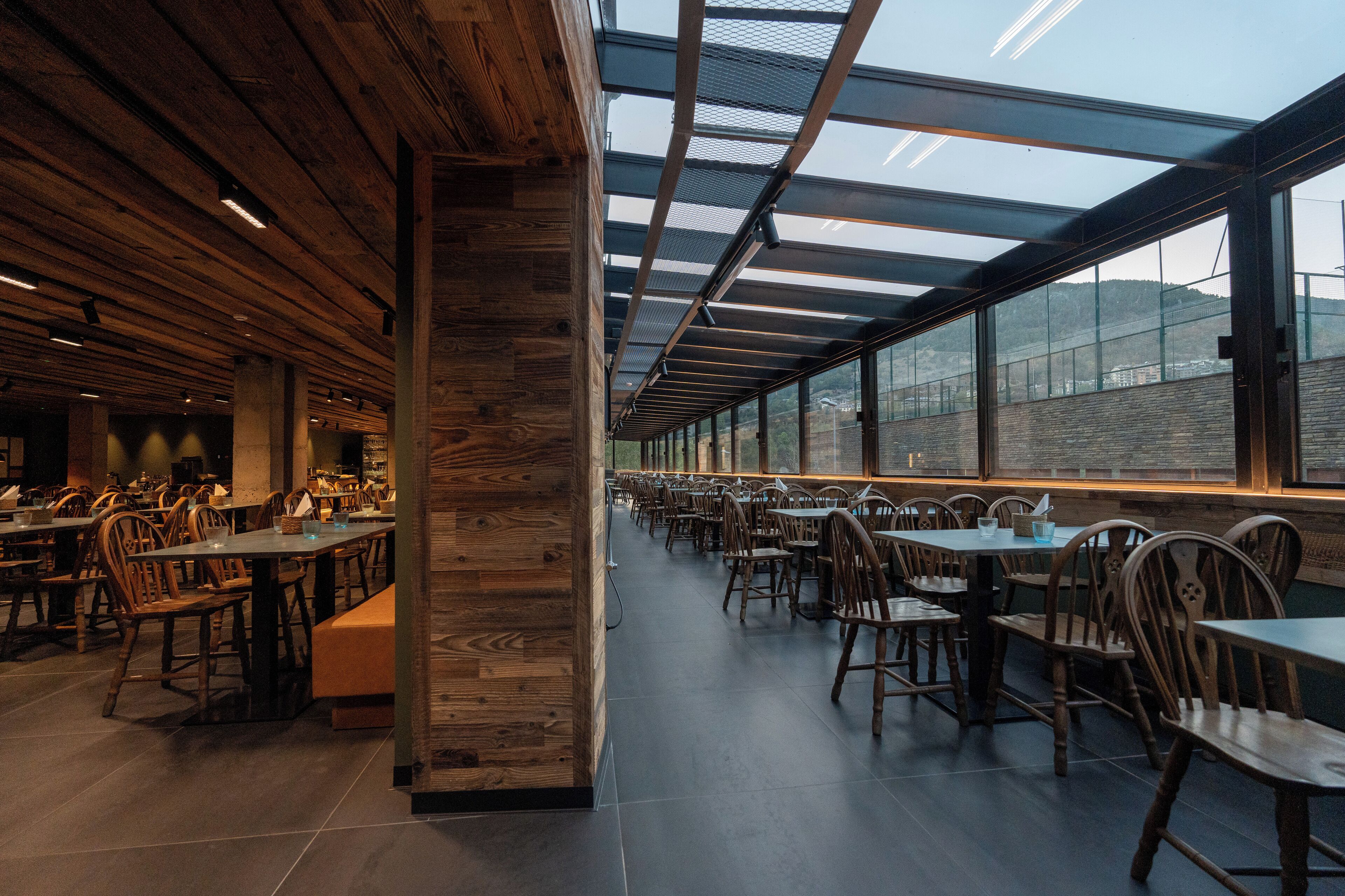 2 restaurants, breakfast served