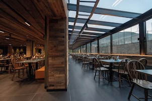 2 restaurantes: opção de café da manhã, almoço e jantar