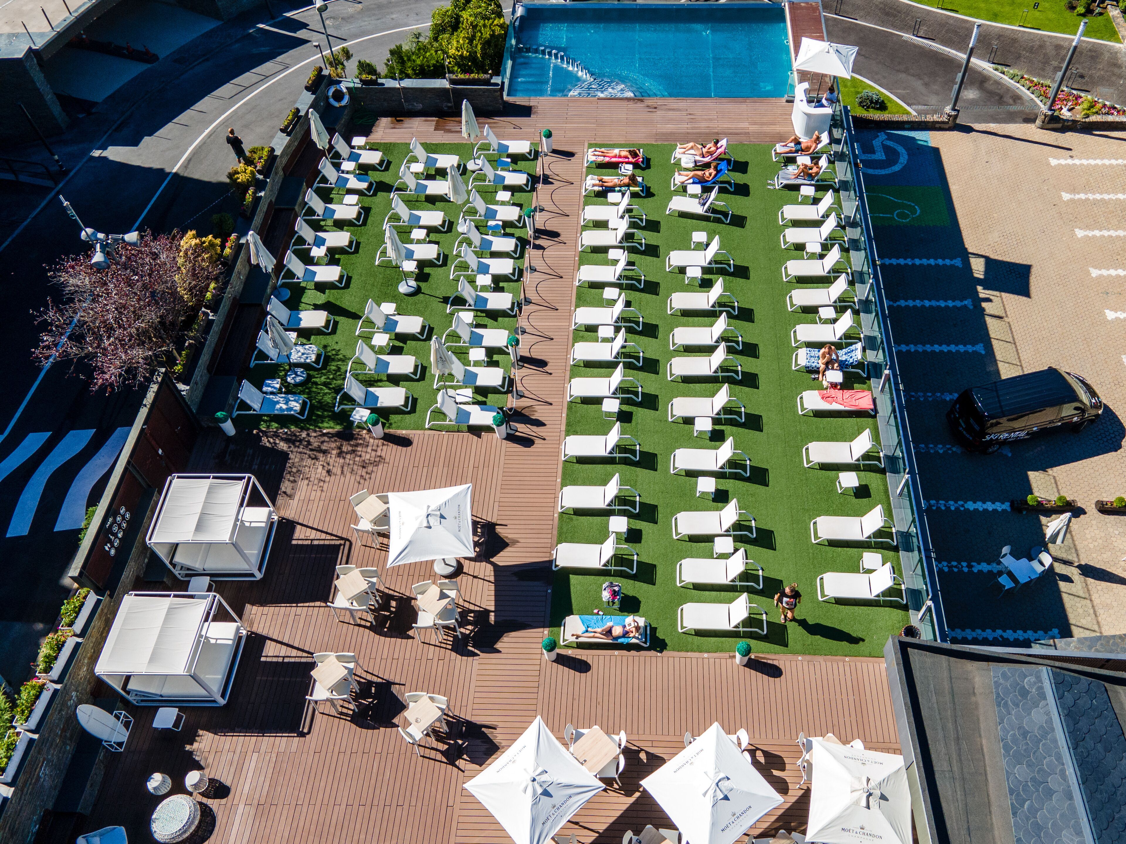 Piscine couverte, piscine extérieure (ouverte en saison)