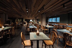 2 restaurants; breakfast, lunch, and dinner served - Hotel Anyóspark Mountain & Wellness Resort (Anyos)