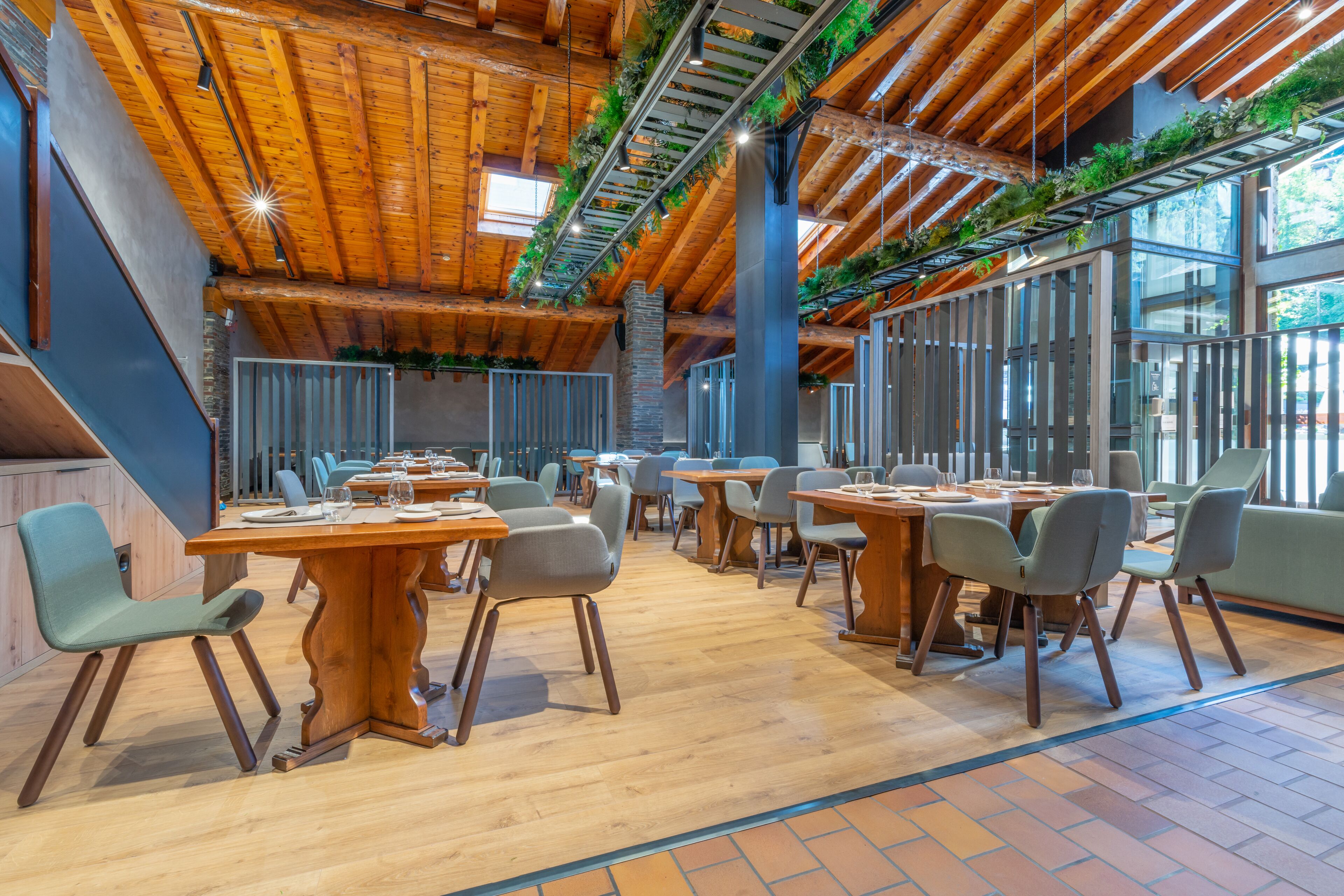 2 restaurants, breakfast served