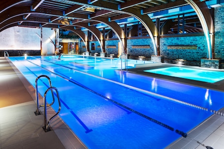 Una piscina techada, una piscina al aire libre de temporada