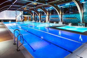 Piscina interna, piscina externa sazonal, espreguiçadeiras