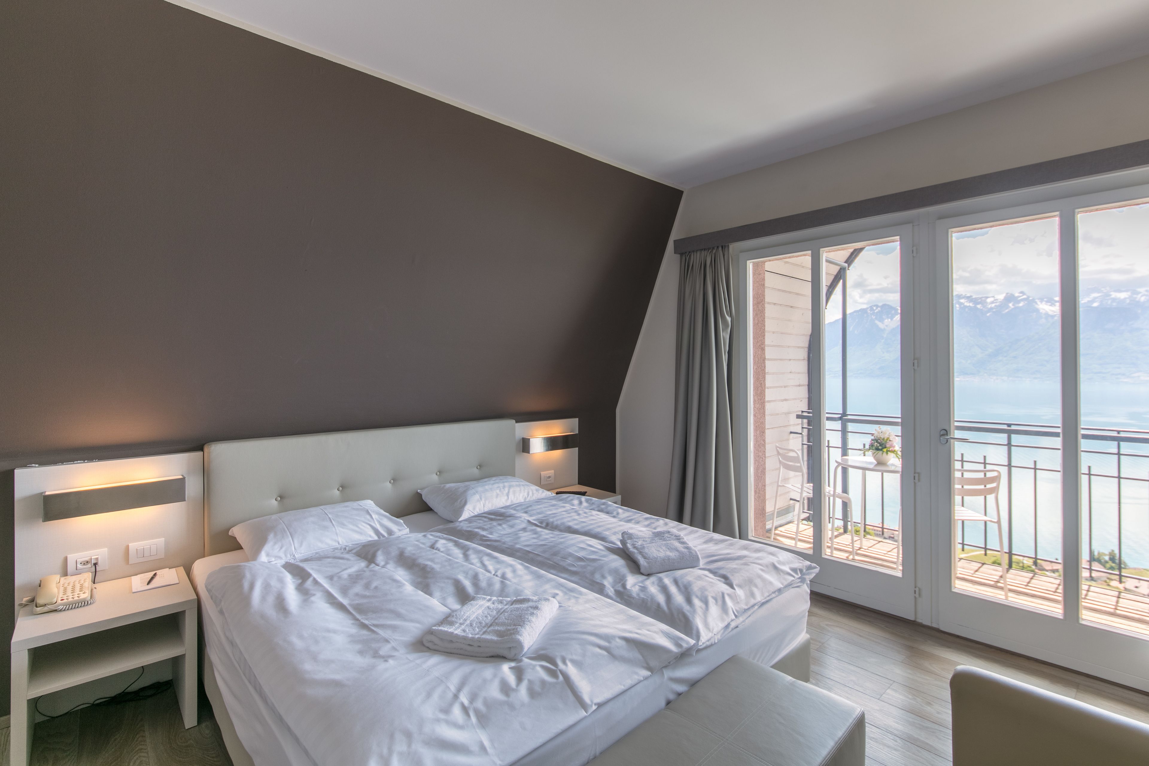 junior suite, balcony, lake view | in-room safe, desk, free wifi, bed sheets