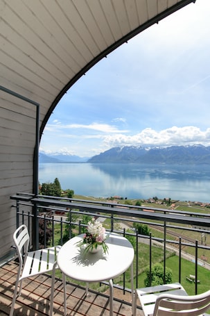 Suíte júnior, sacada, vista para o lago | Vista do quarto. Hôtel Préalpina