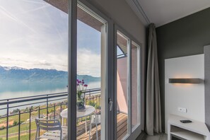 客房内保险箱、办公桌、免费 WiFi、床单