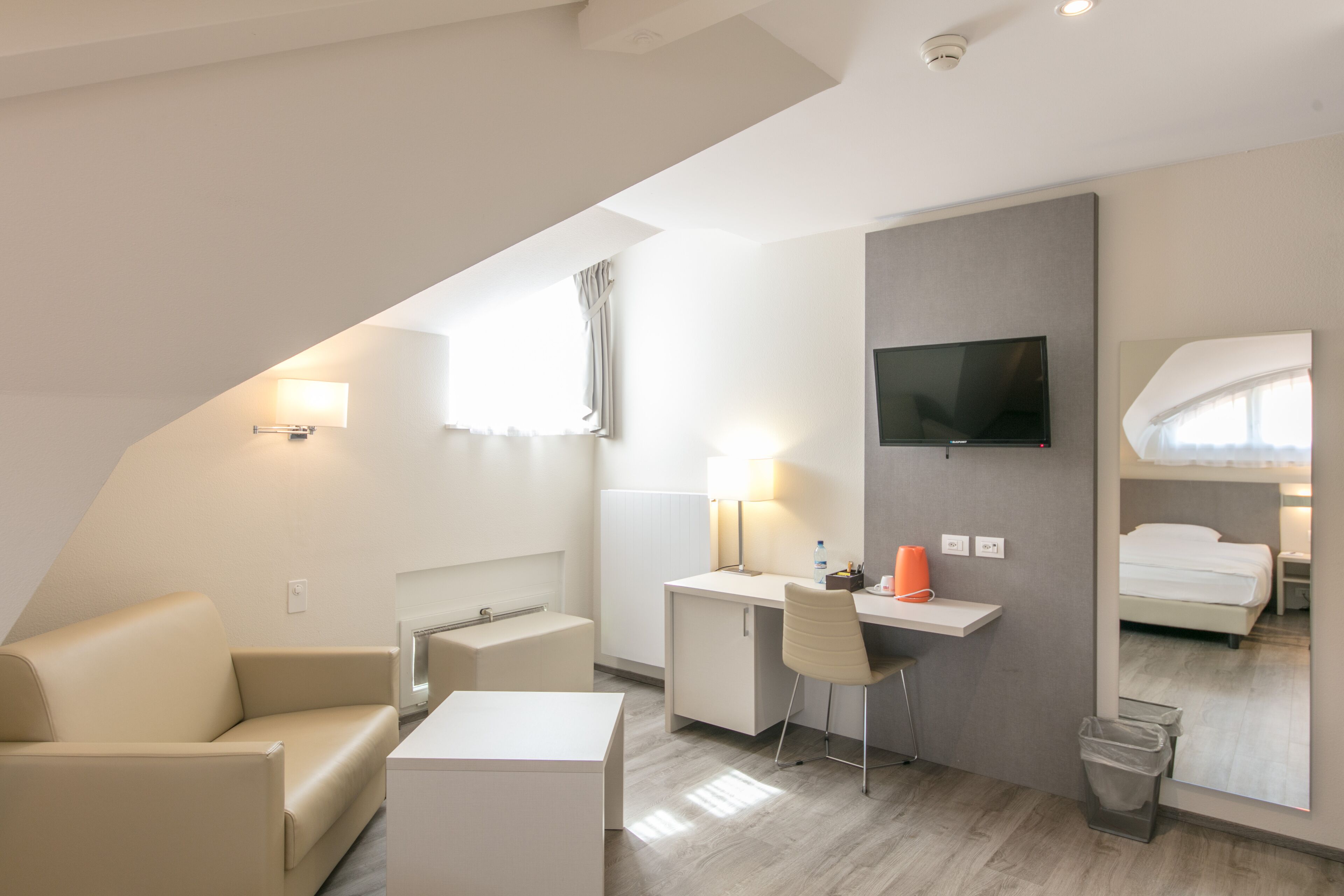 single room | in-room safe, desk, free wifi, bed sheets