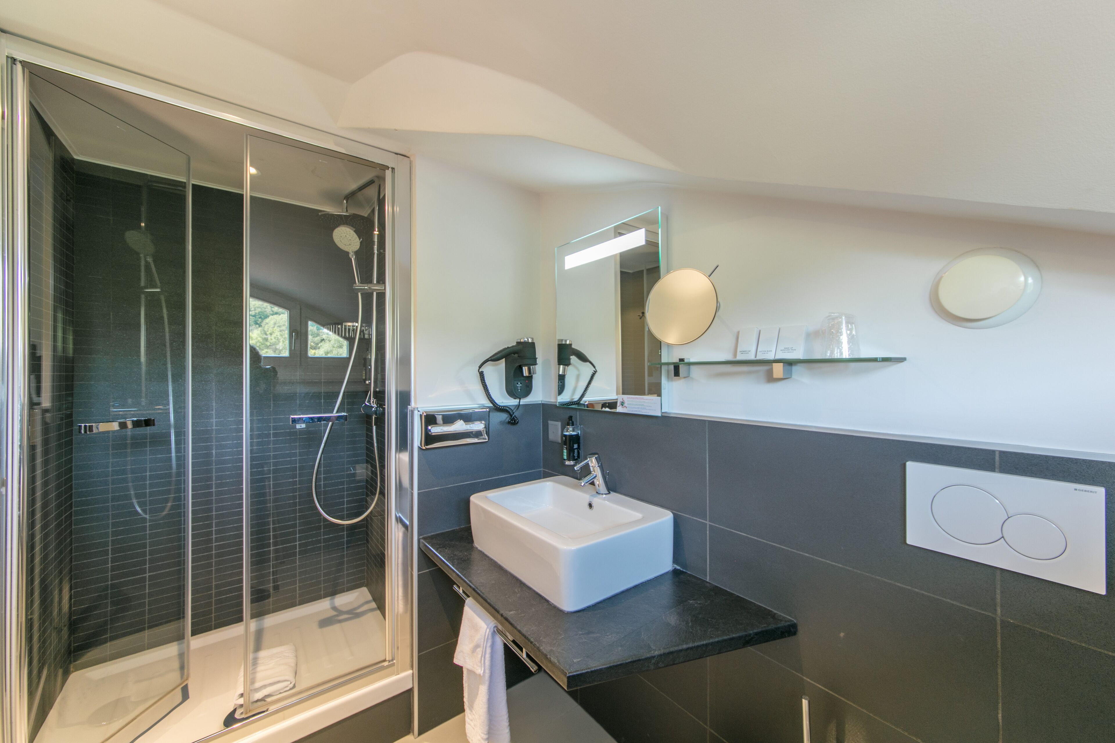 single room | bathroom | combined shower/bathtub, hair dryer, towels