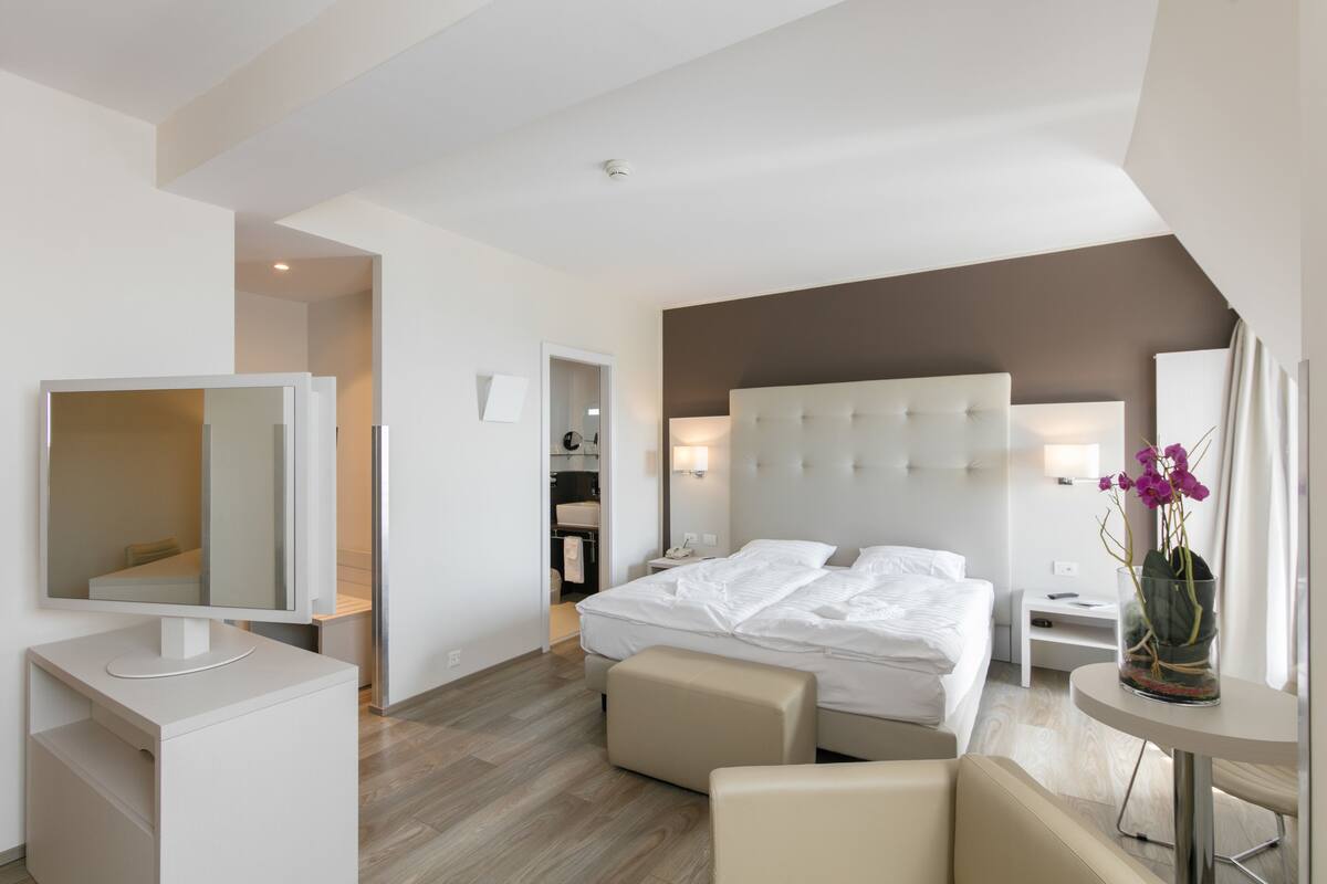 In-room safe, desk, WiFi (free), bed sheets