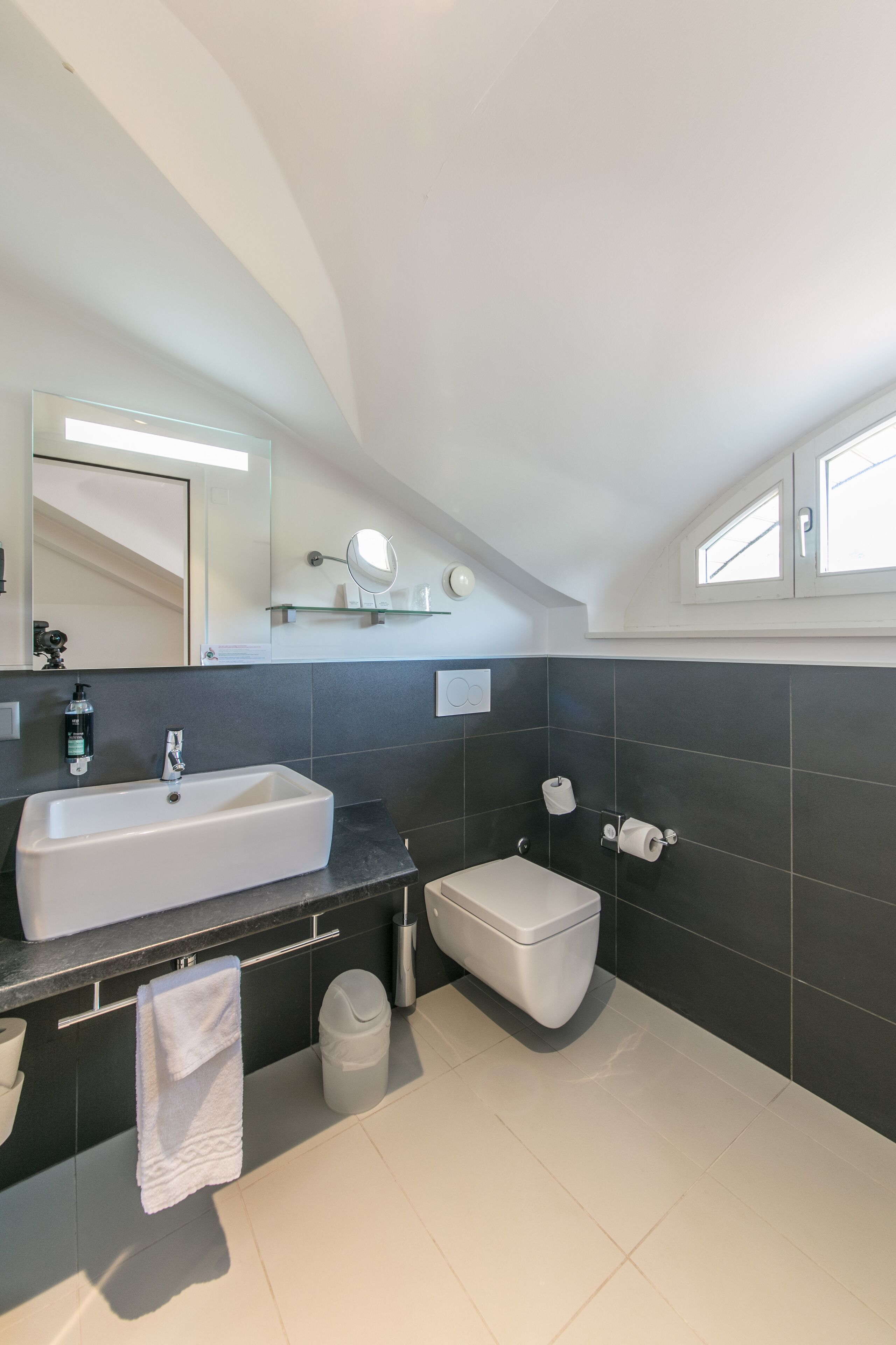 single room | bathroom | combined shower/bathtub, hair dryer, towels