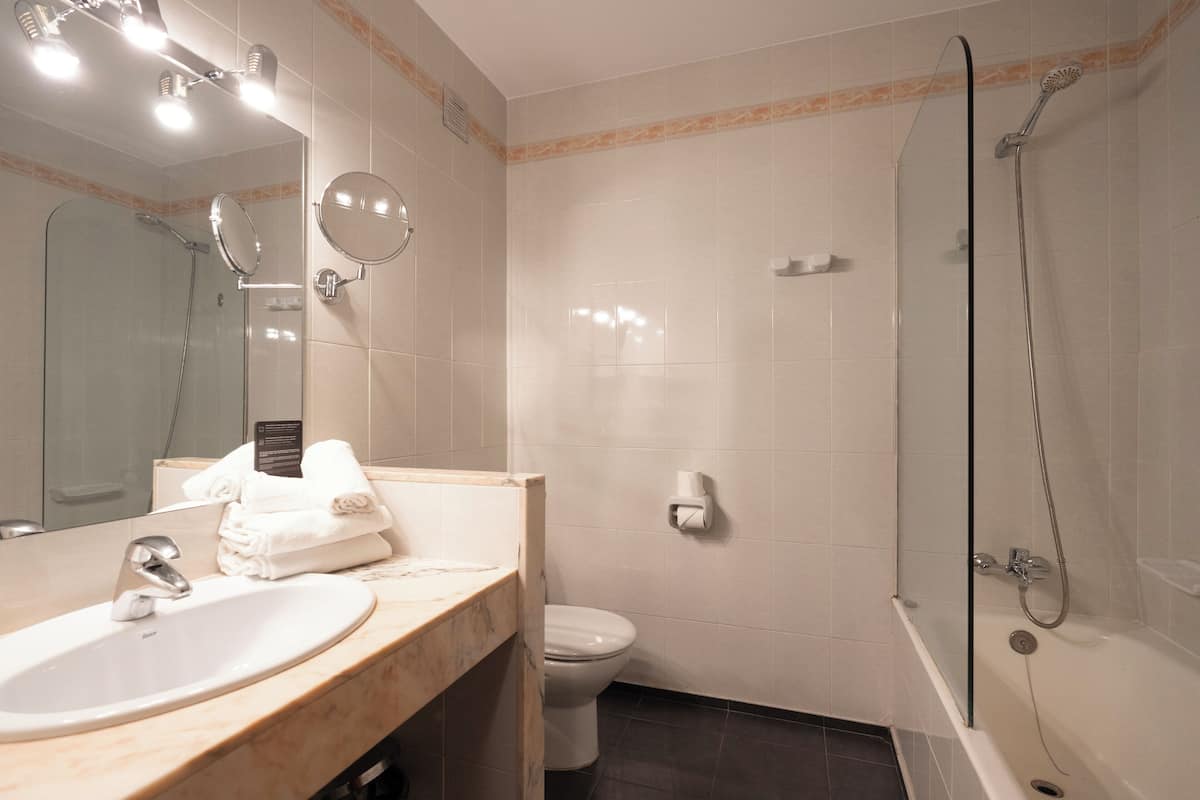 rainfall showerhead, free toiletries, hair dryer, towels