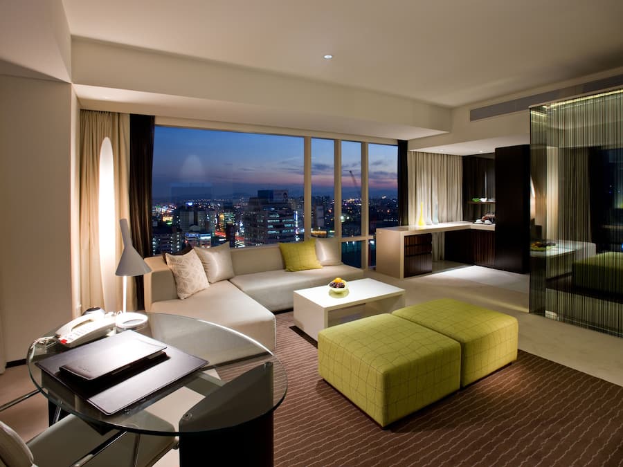 Artículos del minibar gratis y caja de seguridad en la habitación