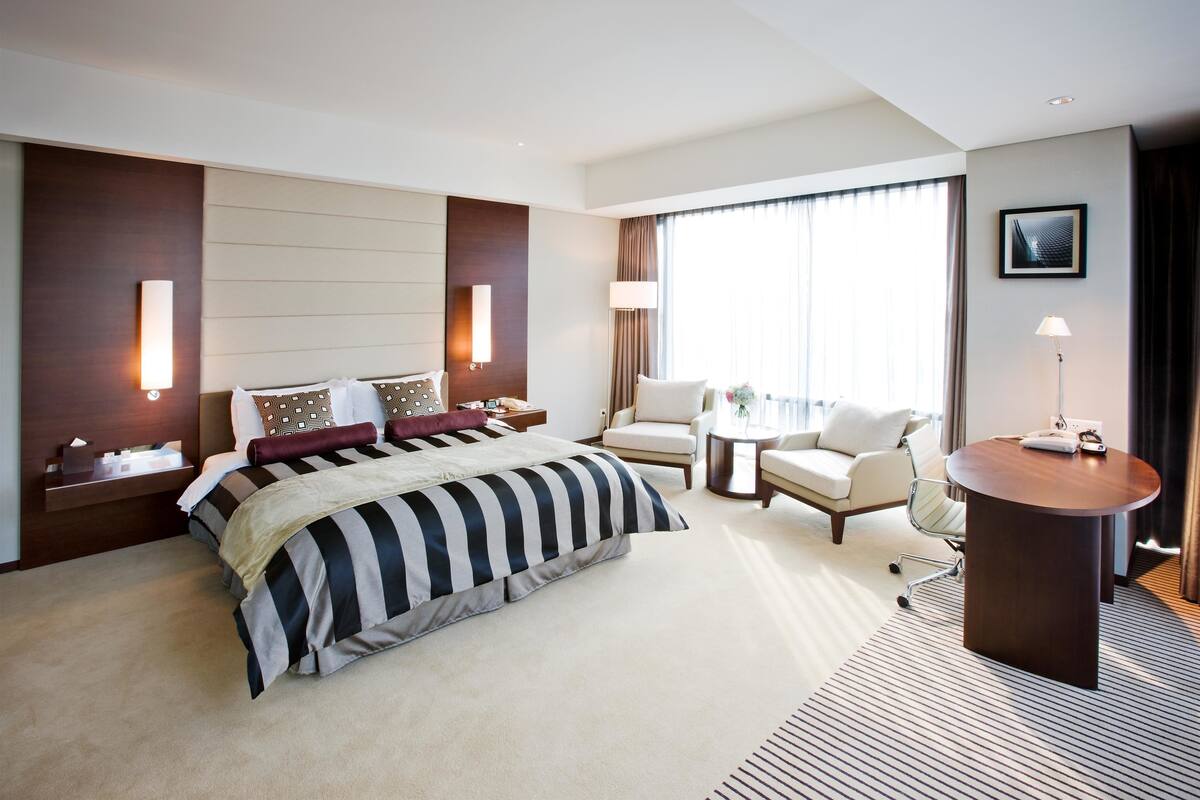 Artículos del minibar gratis y caja de seguridad en la habitación 