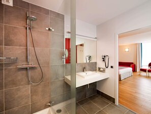 Privilege, Habitación superior, 1 cama matrimonial y sofá cama | Caja de seguridad en la habitación, escritorio y insonorización