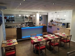 Petit déjeuner buffet (18.50 EUR par personne)
