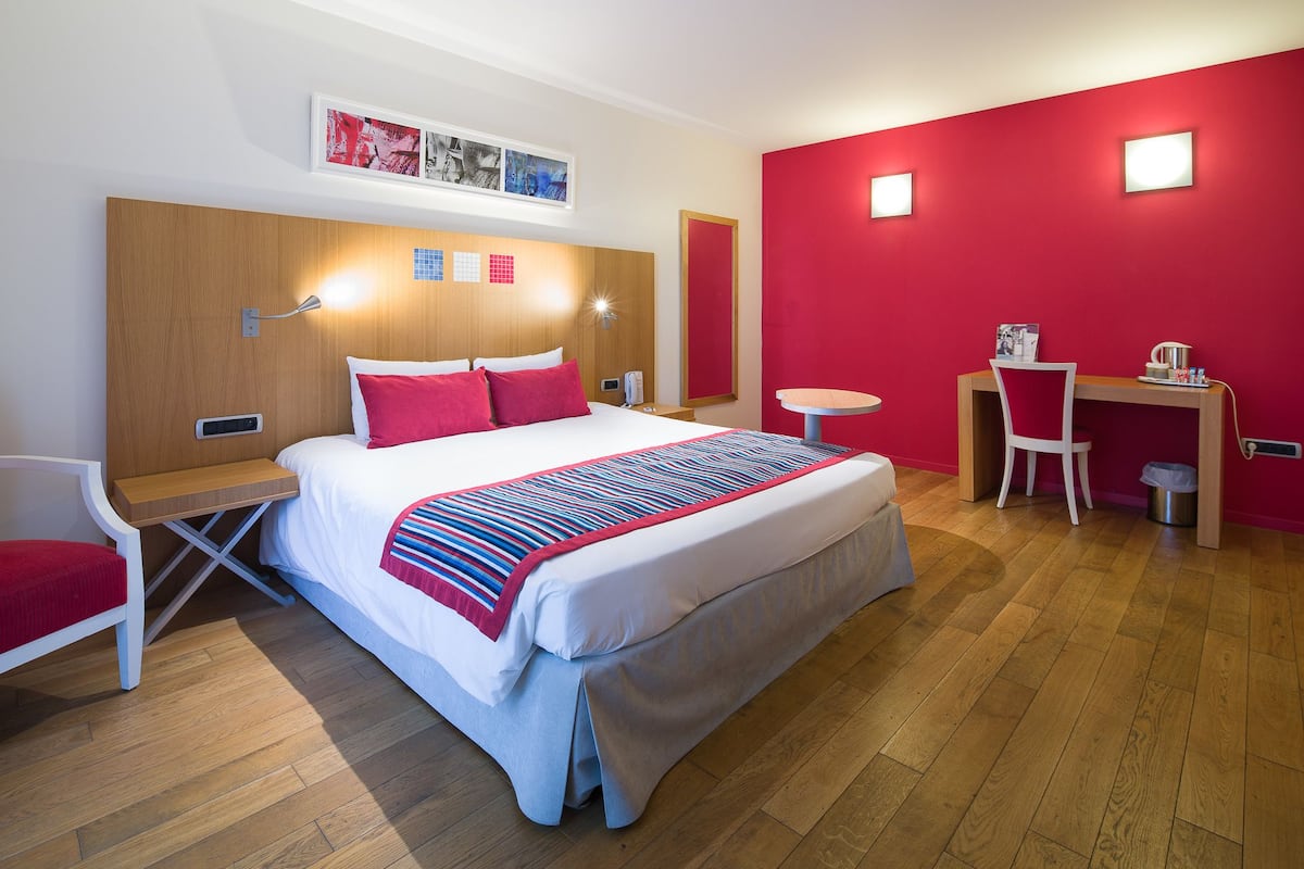 standard room, 1 double bed | in-room safe, desk, soundproofing, iron/ironing board