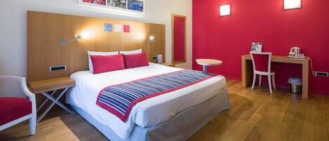 Standard Room, 1 Double Bed | In-room safe, desk, soundproofing, iron/ironing board