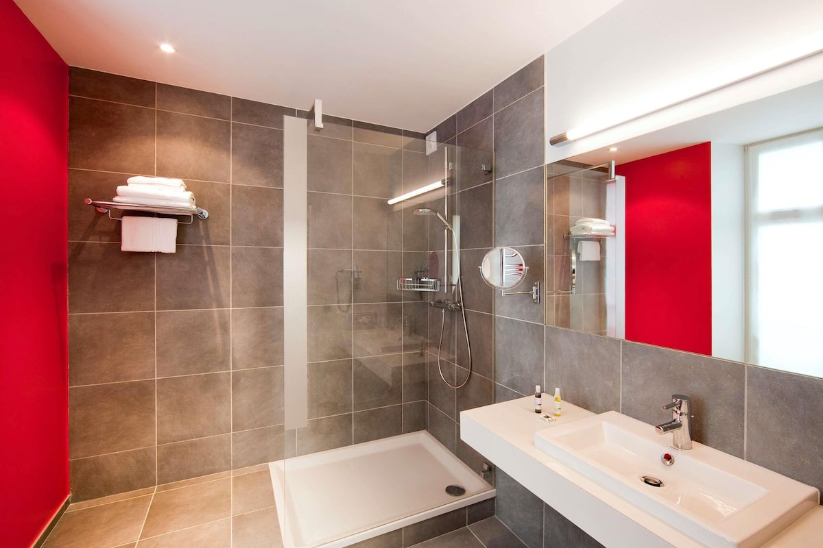 standard room, 1 double bed | in-room safe, desk, soundproofing, iron/ironing board