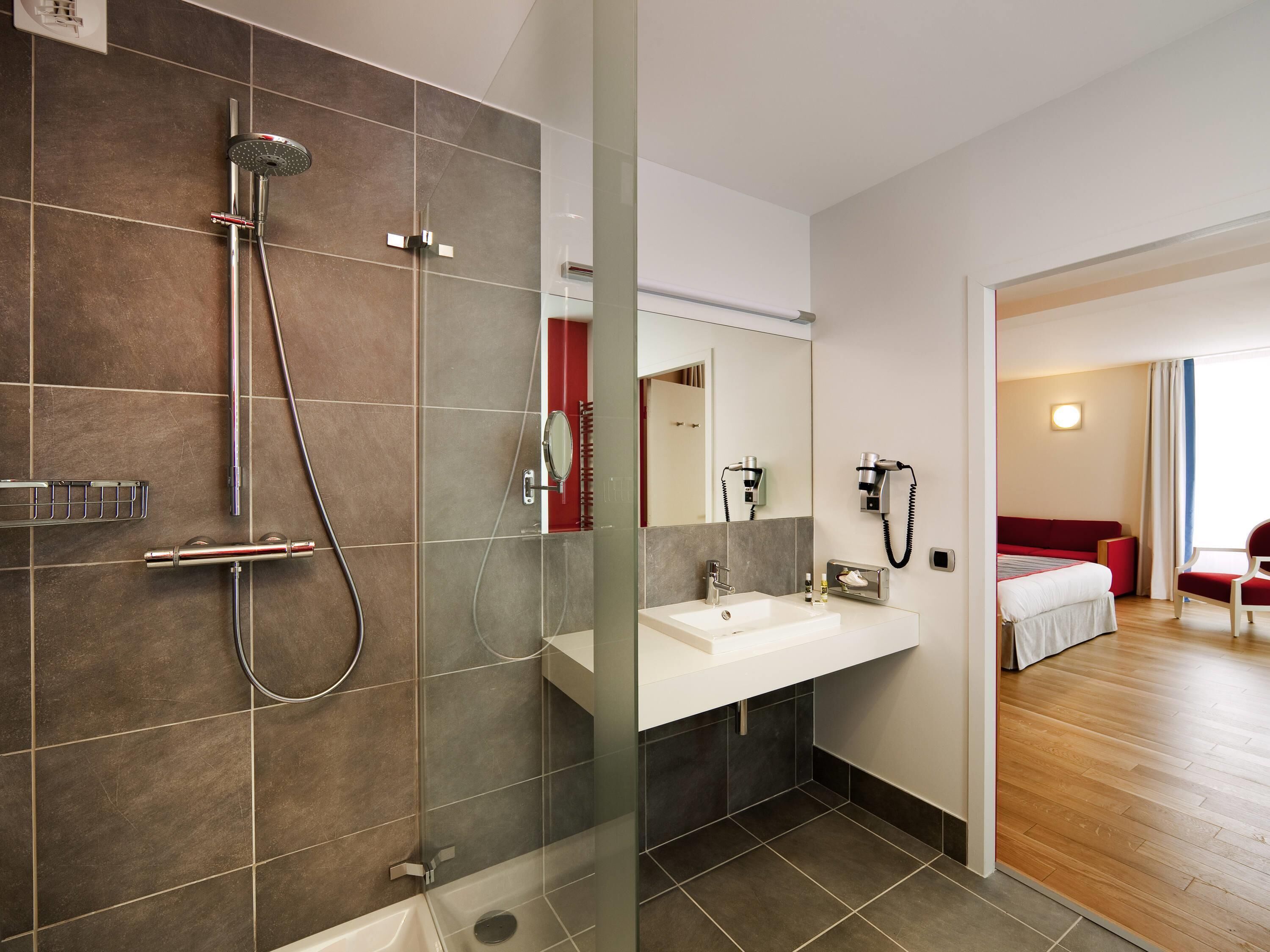 Privilege, Habitación superior, 1 cama matrimonial y sofá cama | Caja de seguridad en la habitación, escritorio y insonorización 