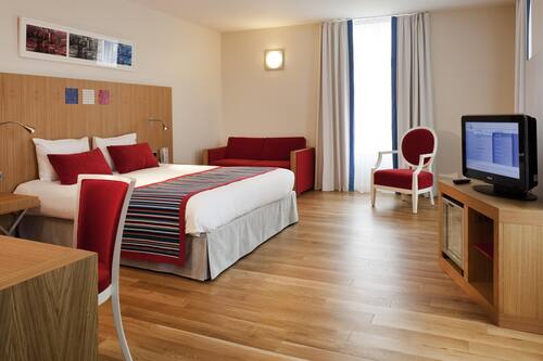 Privilege, Superior Room, 1 Double Bed with Sofa bed | In-room safe, desk, soundproofing, iron/ironing board
