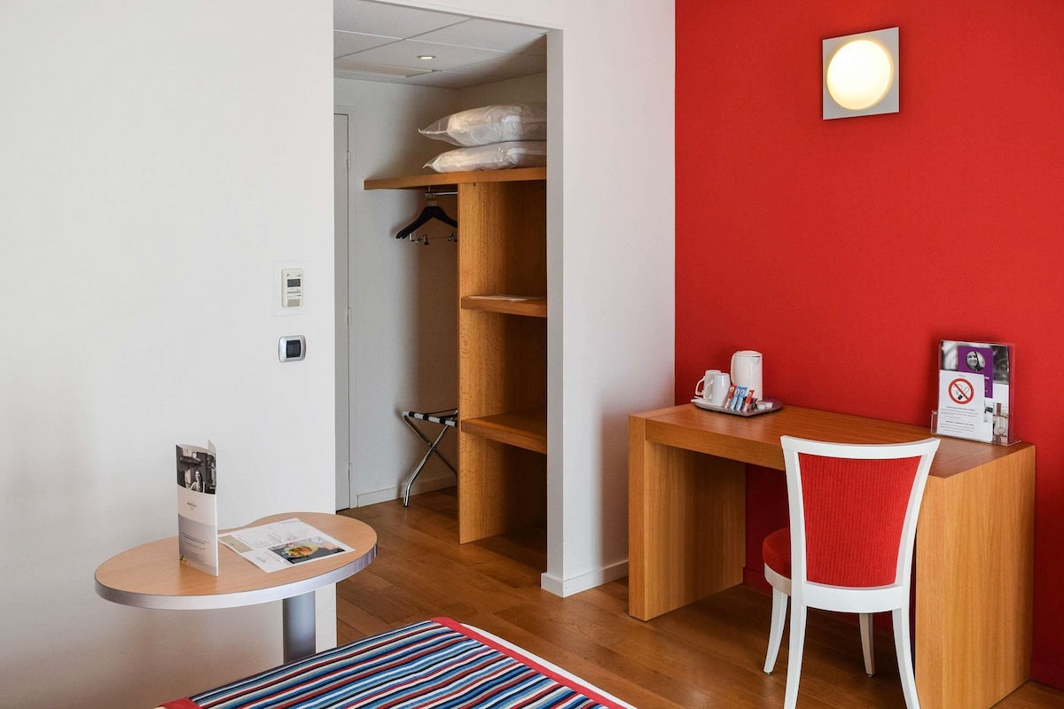 Standard Room, 1 Double Bed | In-room safe, desk, soundproofing, iron/ironing board