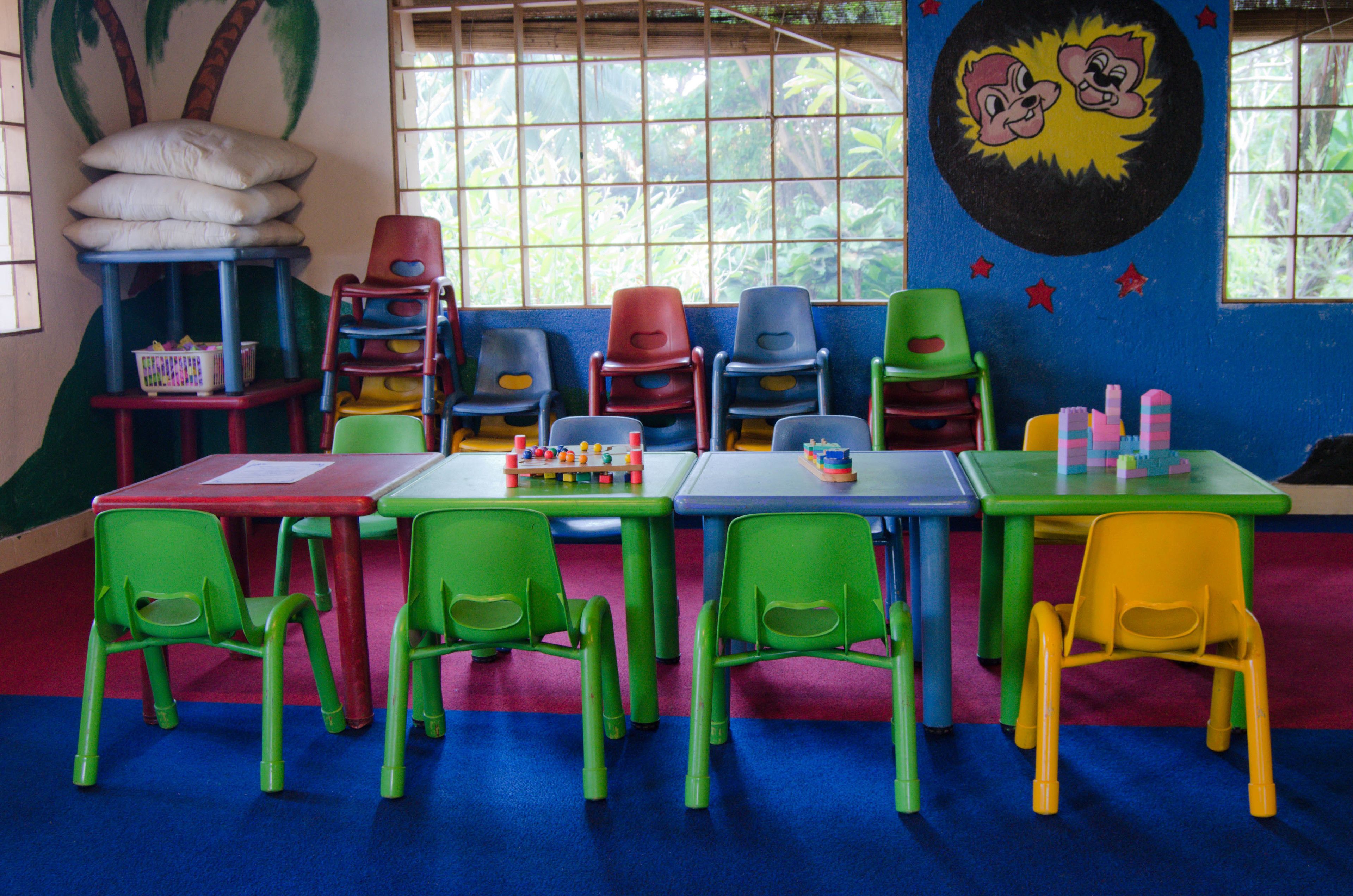 Ein bunter Spielraum für Kinder mit verschiedenen Spielzeugen und Stühlen.