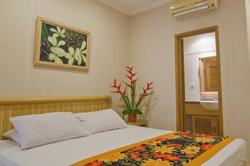 Een kluis op de kamer, een bureau, een laptopwerkplek, gratis wifi