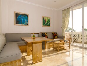 Caja de seguridad en la habitación y escritorio 